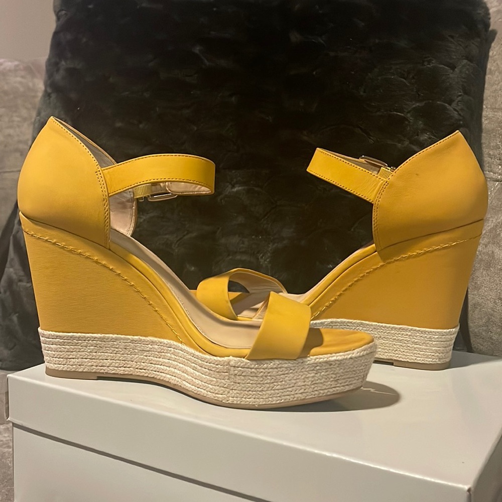 11M Mustard Wedges Antonio Melani Used